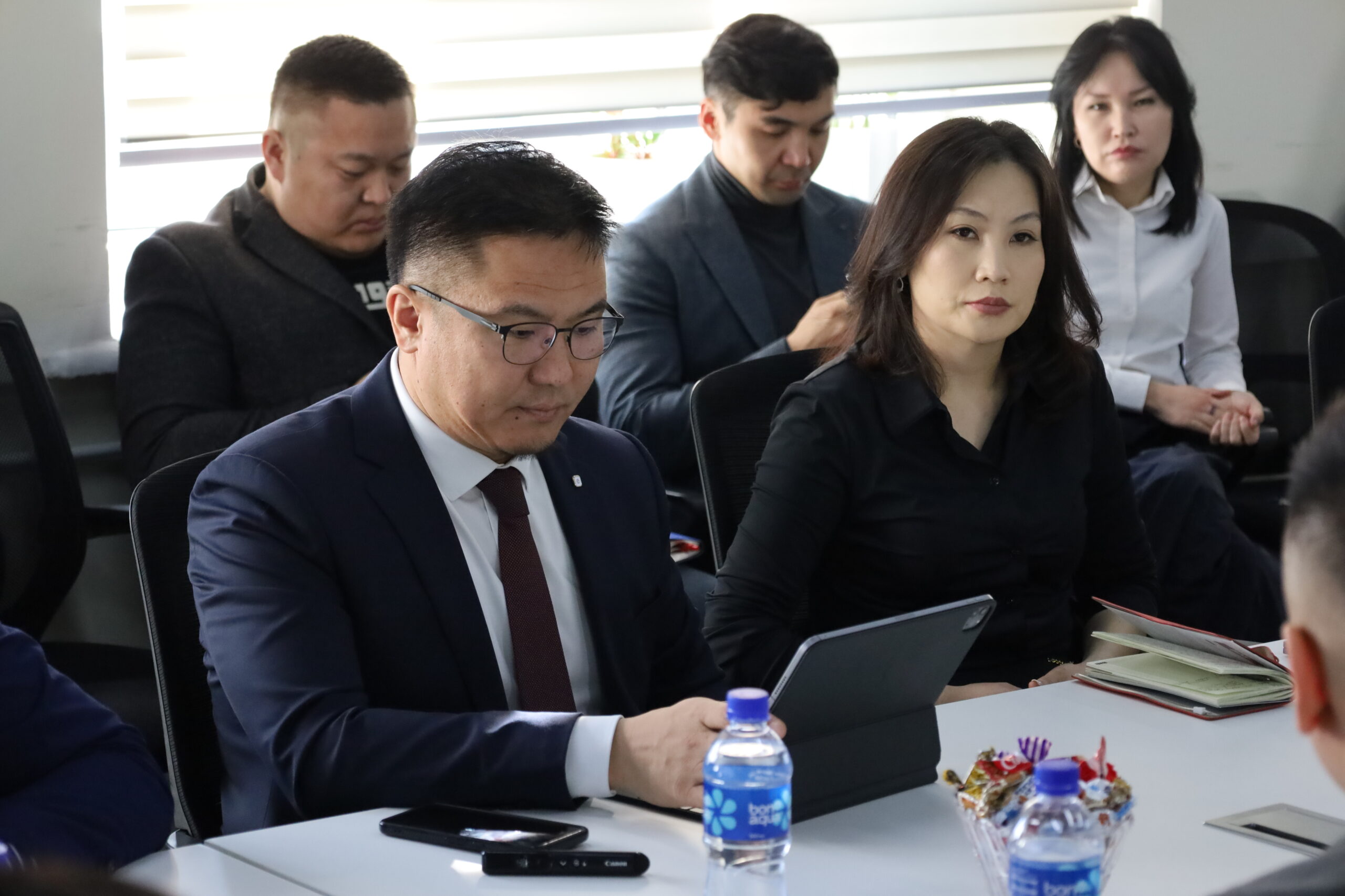 ᠴᠡᢈᠢᢈᠡᠶ᠎ᠠ-ᠨᠢ ᠴᠠᢈᠢᠮ ᢈᠥᢉᠵᠢᠯ ᠦ᠋ᠨ ᠪᠣᠳᠤᠯᠭ᠎ᠠ ᠶ᠋ᠢᠨ ᢈᠡᠷᠡᢉᠵᠢᠯᠲᠡ ᠶ᠋ᠢ ᠵᠣᢈᠢᠴᠠᠭᠤᠯᠬᠤ ᠭᠠᠵᠠᠷ᠂ “ᠢ-ᠮᠣᠩᠭᠤᠯ ᠠᠻᠠᠳ᠋ᠧᠮᠢ” ᠤᠲᠤᠭ ᠬᠠᠮᠲᠤᠷᠠᠭᠰᠠᠨ ᠠᠭᠤᠯᠵᠠᠯᠲᠠ ᠵᠣᢈᠢᠶᠠᠨ ᠪᠠᠶᠢᠭᠤᠯᠤᠯ᠎ᠠ